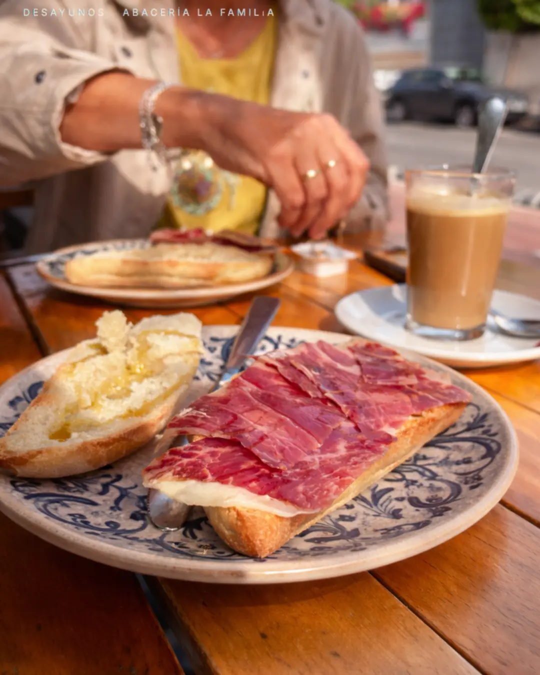 Tostadas de jamón ibérico y aceite de oliva con café en Abacería La Familia